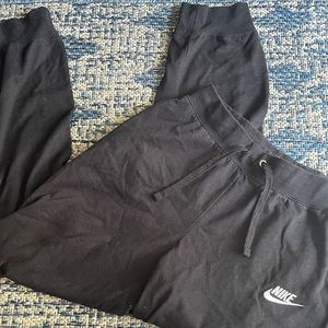 Cute and comfy nike sweatpants in the size small!